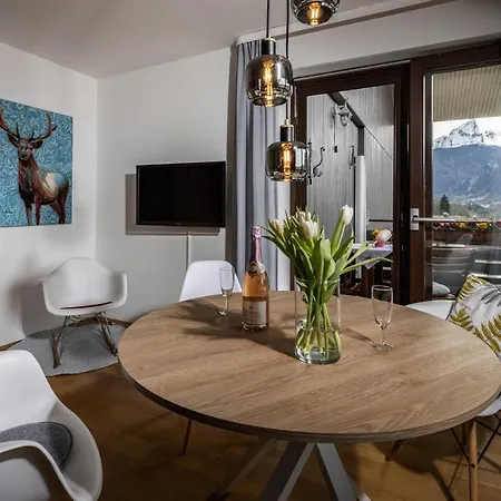 Berkristall Mit Hallenbad Appartement *